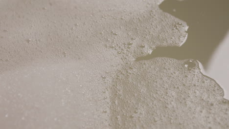 vista de cerca de la bañera llena de agua con espuma