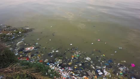 agua contaminada con residuos plásticos. problema ecológico