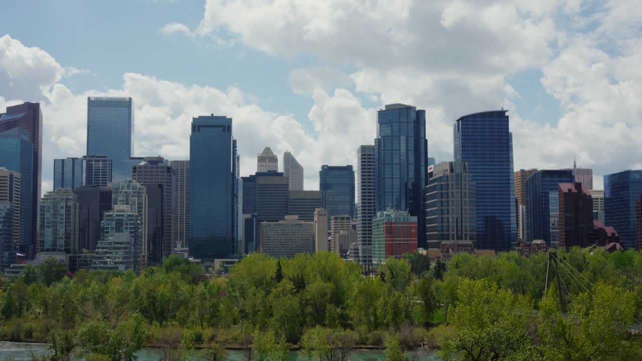 Horizonte del centro de Calgary con el río Bow y árboles verdes en Alberta, Canadá.