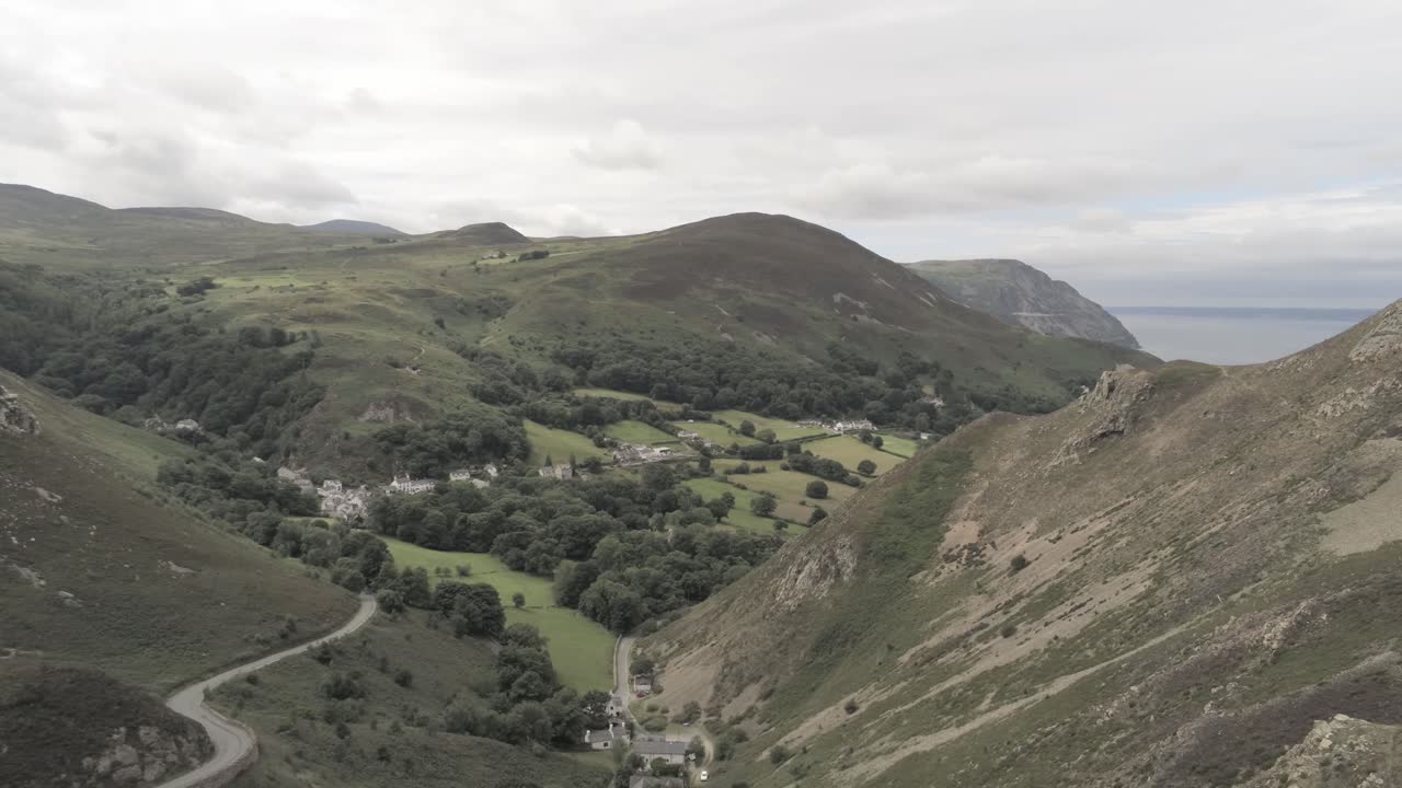 capelulo penmaenmawr montaña galesa valle costero antena panorámica izquierda vista de la cresta norte de gales