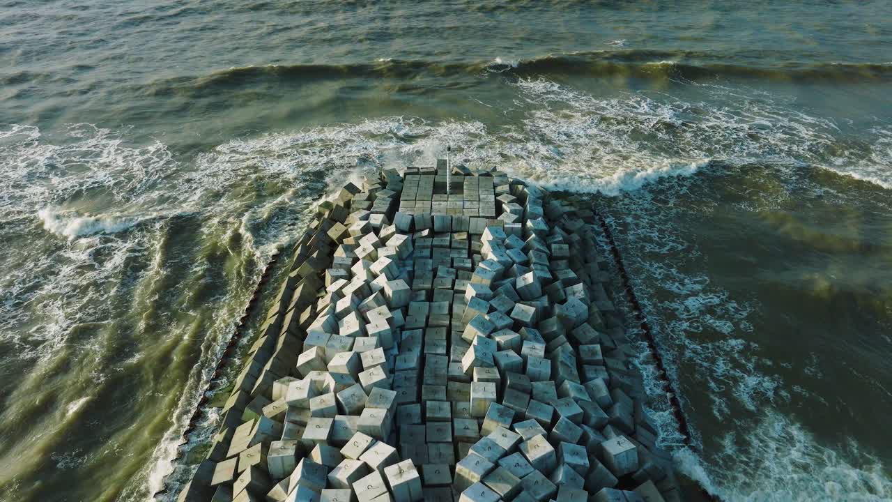 라트비아 리파자(liepaja)에 있는 발트해 연안에 콘크리트 블록과 바위가 있는 보호 부두의 공중 설정 전망, 해안 침식에 대한 해변 강화, 버드아이 드론 샷 앞으로 이동