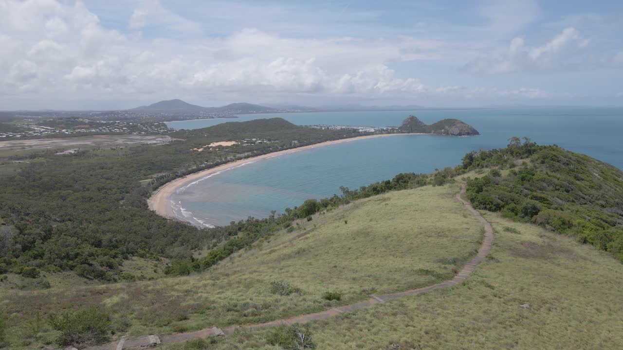 vista panorámica de la playa de kemp y la bahía de keppel desde el mirador de tortugas en rosslyn, qld, australia