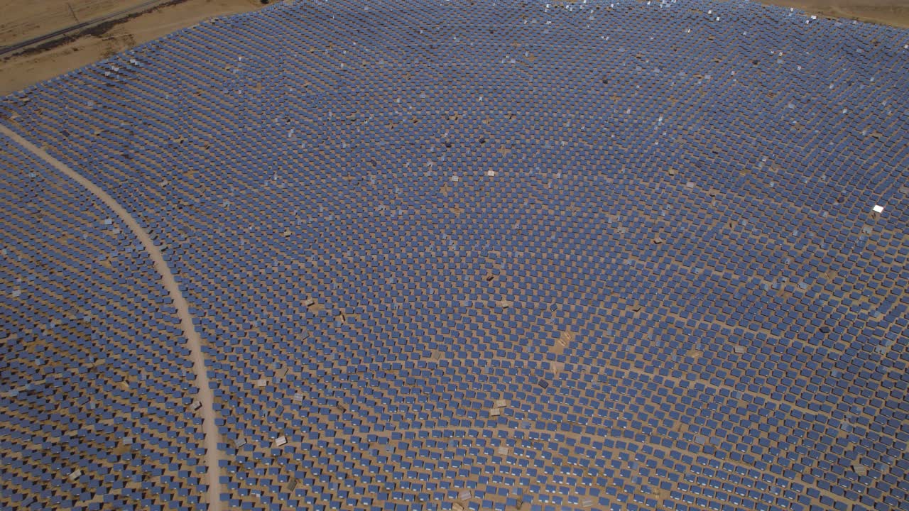 drone disparó sobre miles de espejos motorizados en una estación de energía solar