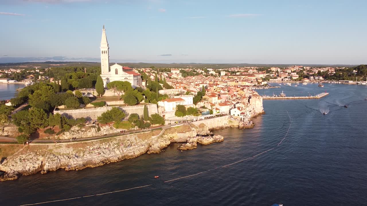 rovinj en istria, croacia - vista aérea de drones de la península con torre de la iglesia, bulevar, casas colorfol y puerto durante la puesta de sol