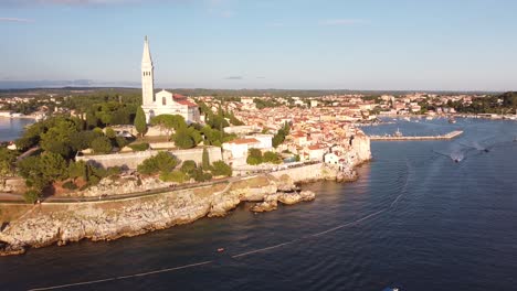 Rovinj-En-Istria,-Croacia---Vista-Aérea-De-Drones-De-La-Península-Con-Torre-De-La-Iglesia,-Bulevar,-Casas-Colorfol-Y-Puerto-Durante-La-Puesta-De-Sol