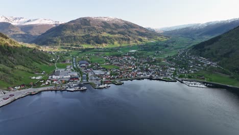 Puesta-De-Sol-En-Vik-Sogn-Noruega---Antena-De-Un-Pueblo-Idílico-Visto-Desde-La-Costa-De-Sognefjord