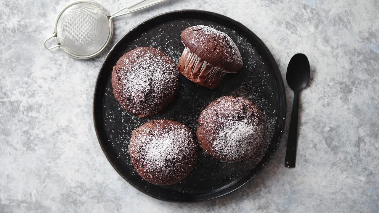 свежие и вкусные шоколадные кексы подаются на тарелке