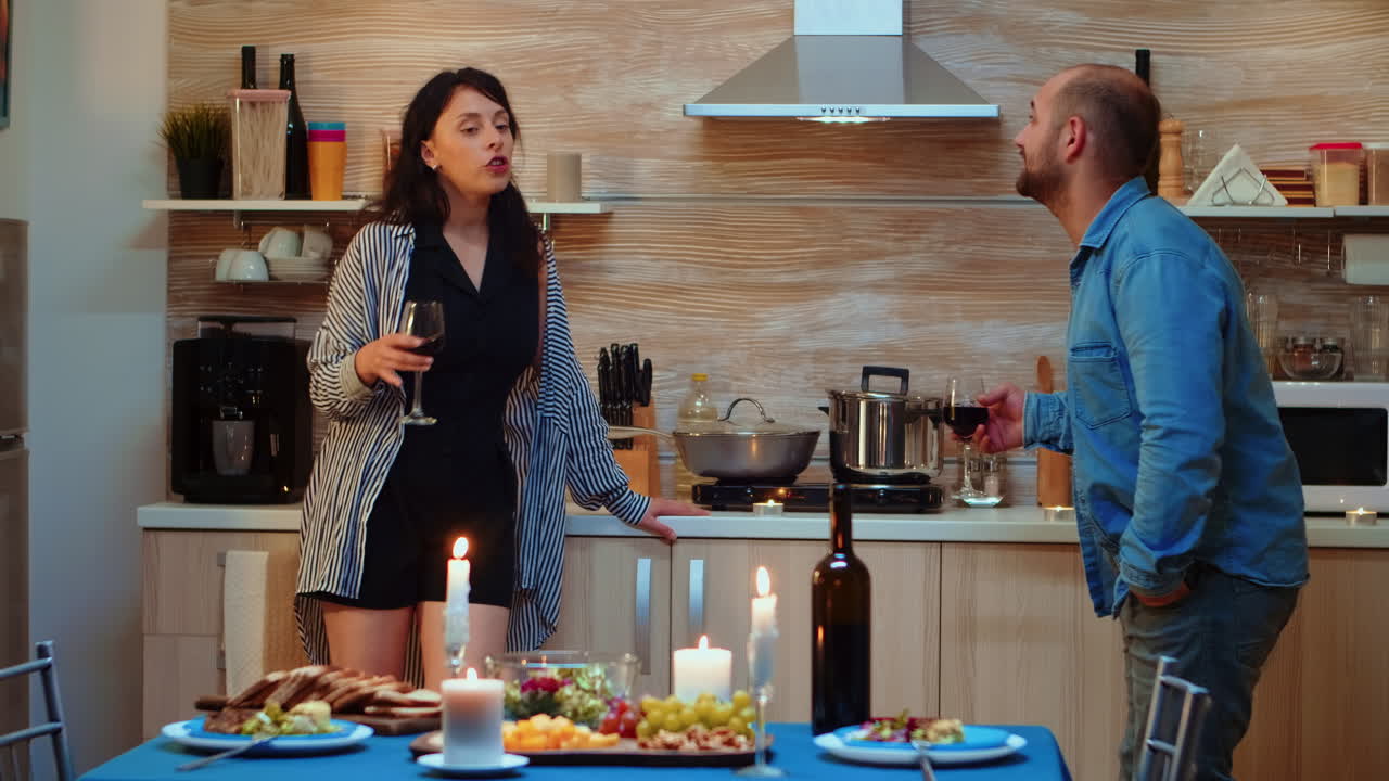 peleando durante una cena romántica