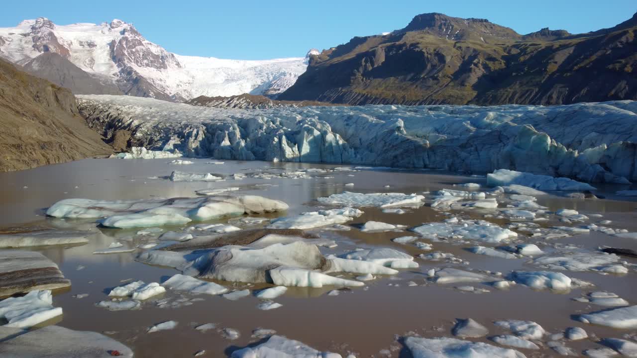vista aérea de la laguna causada por el calentamiento global y el enorme glaciar svinafellsjokull en islandia