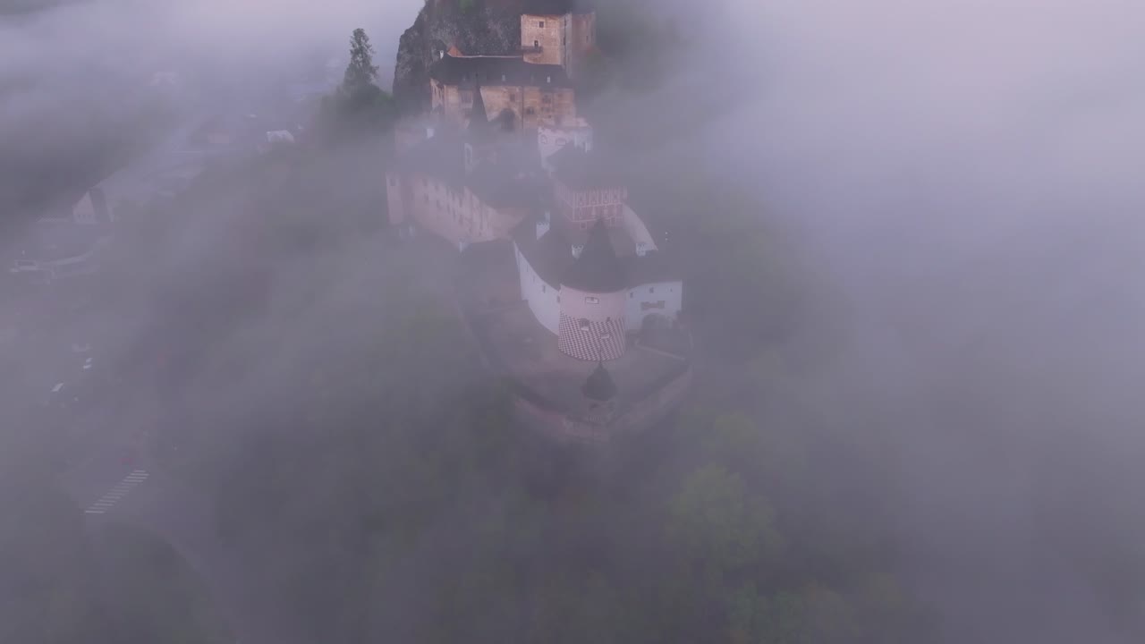 Prospettiva da drone del Castello di Orava avvolto nella nebbia misteriosa, Slovacchia