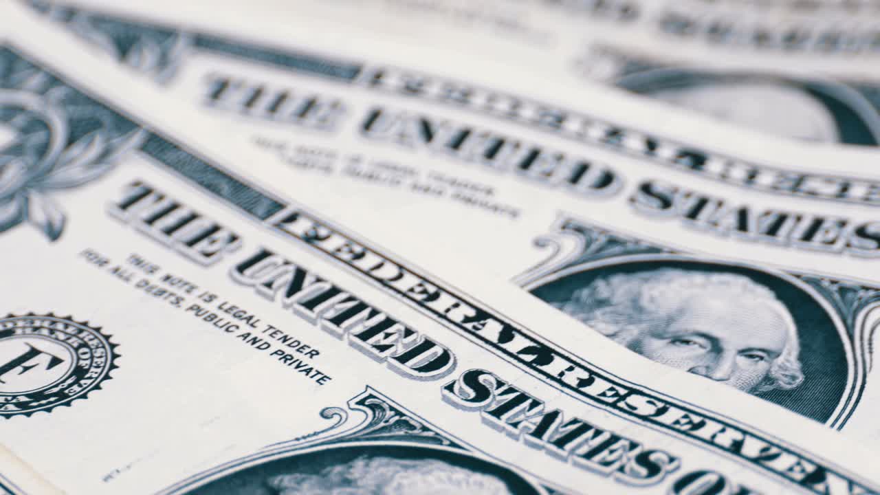 Dollari, banconote americane da un dollaro che ruotano.