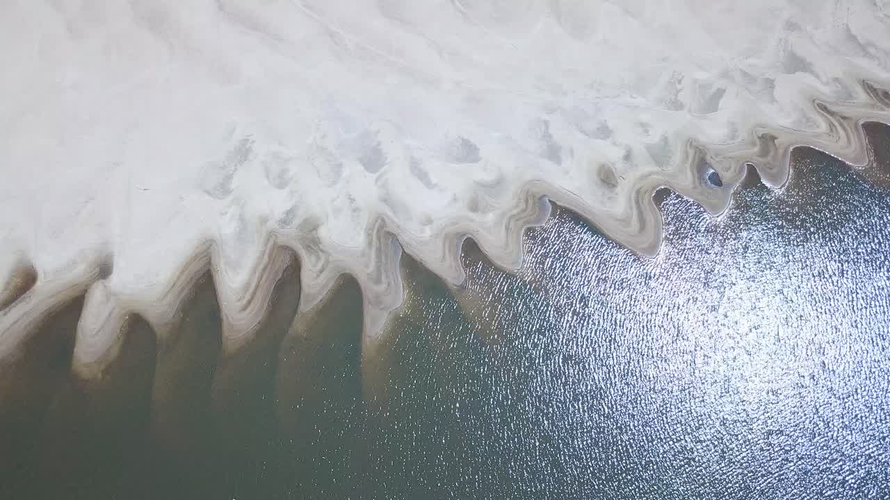 increíble patrón de naturaleza rara en la arena del río