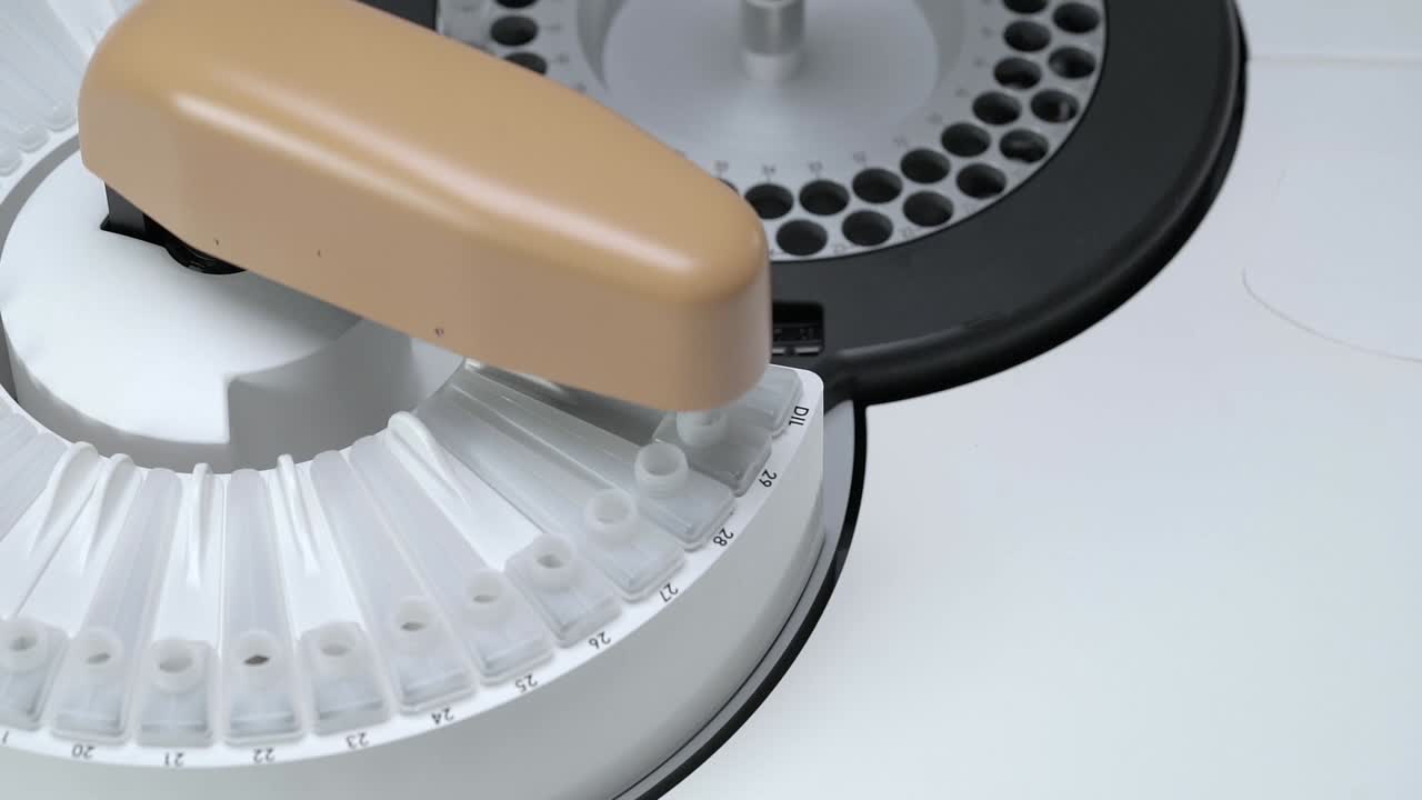 벤치  화학 분석기 반응물 용액을 시험관으로 옮기는