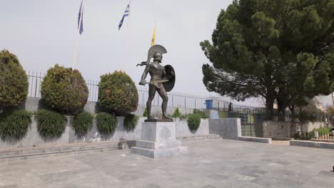 Statue-Des-Leonidas-In-Sparta,-Griechenland---Weitwinkelaufnahme