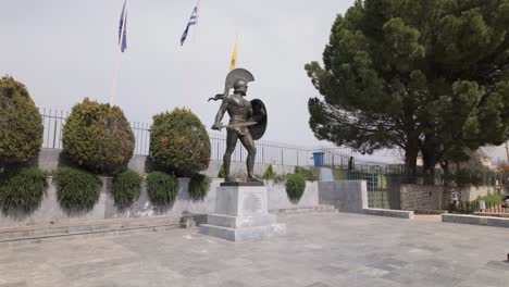 estatua de leonidas en esparta, grecia - una foto amplia