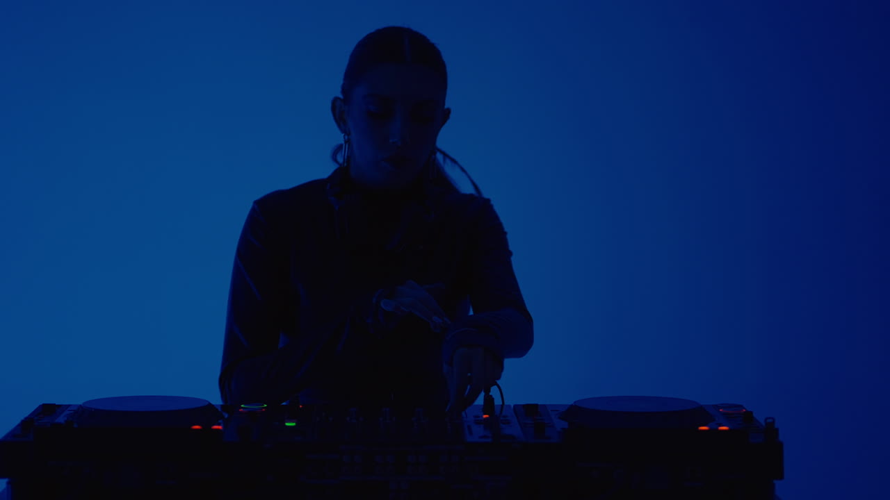 dj femenina mezclando música en un estudio