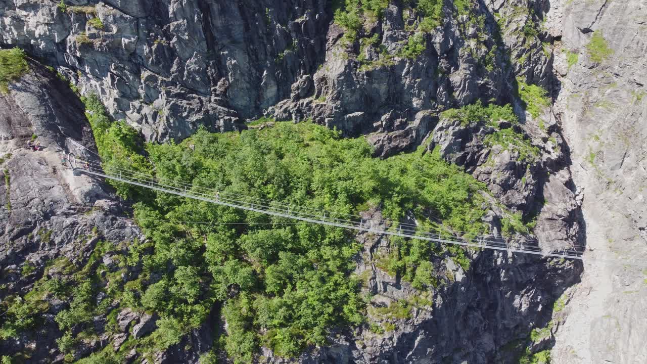 loco puente espectacular sobre el desfiladero en la vía ferrata ruta a la montaña hoven en loen noruega - aérea