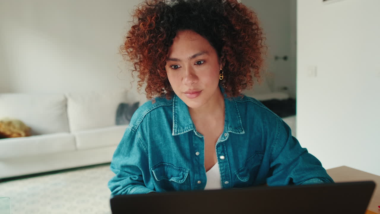 Mladá žena ve videohovoru na notebooku doma
