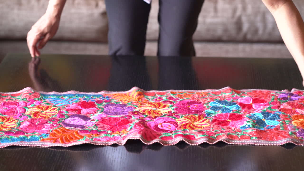 과테말라의 수공예품으로 된 테이블 세팅