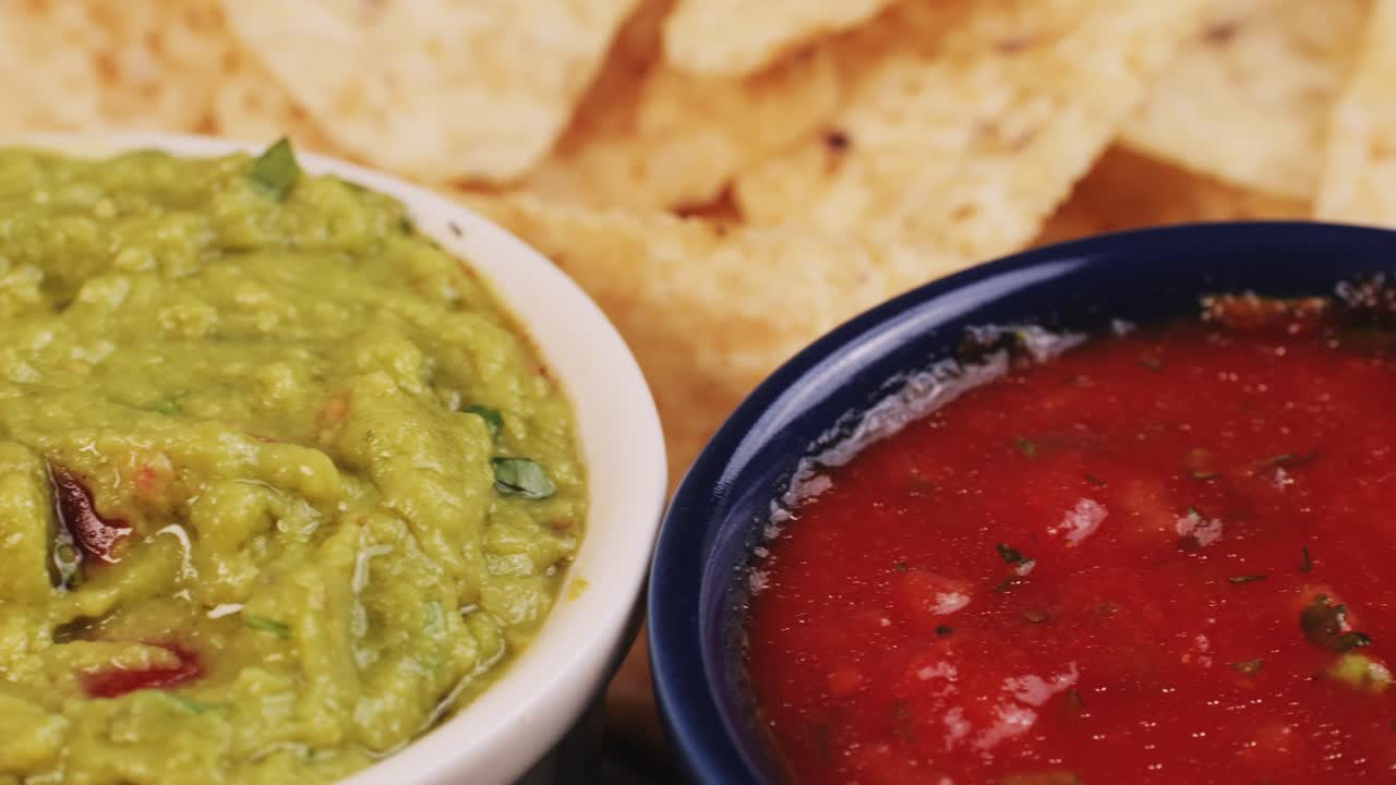 guacamole y salsa con papas fritas de tortilla