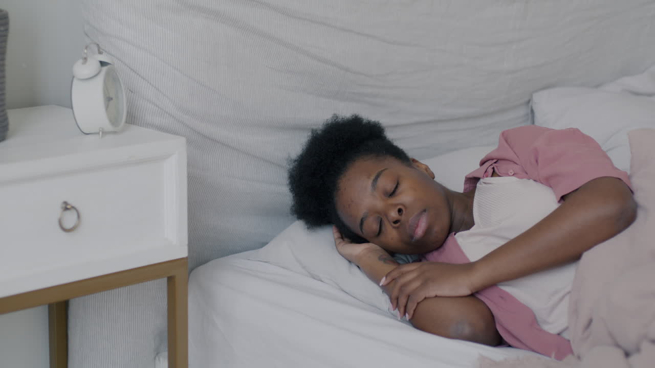 mujer durmiendo en la cama