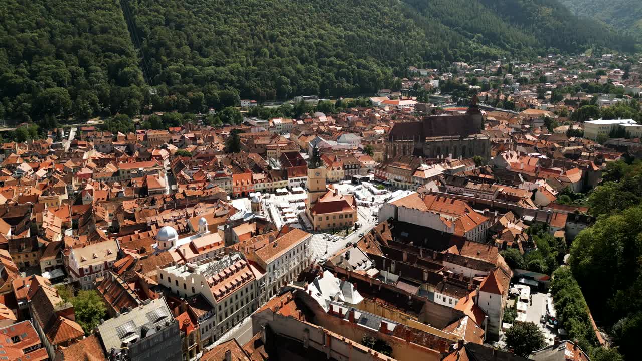 Vista aerea panoramica della piazza principale nel centro storico di Brașov, Romania