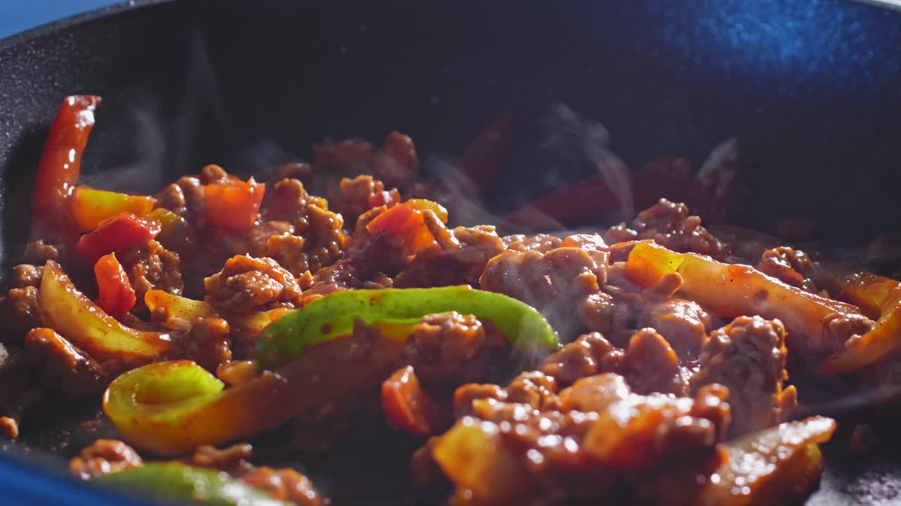 ingredientes de fideos chow mein calientes cocinados en una sartén con humo