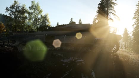 Alter-Rostiger-Tank-Im-Wald-Bei-Sonnenuntergang