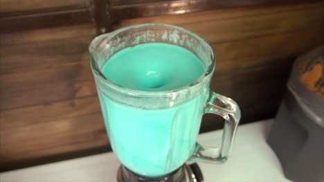 haciendo un batido turquesa en una licuadora