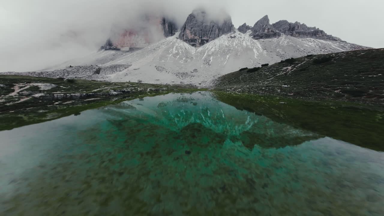 toma de drones de los tres picos en los dolomitas italianos