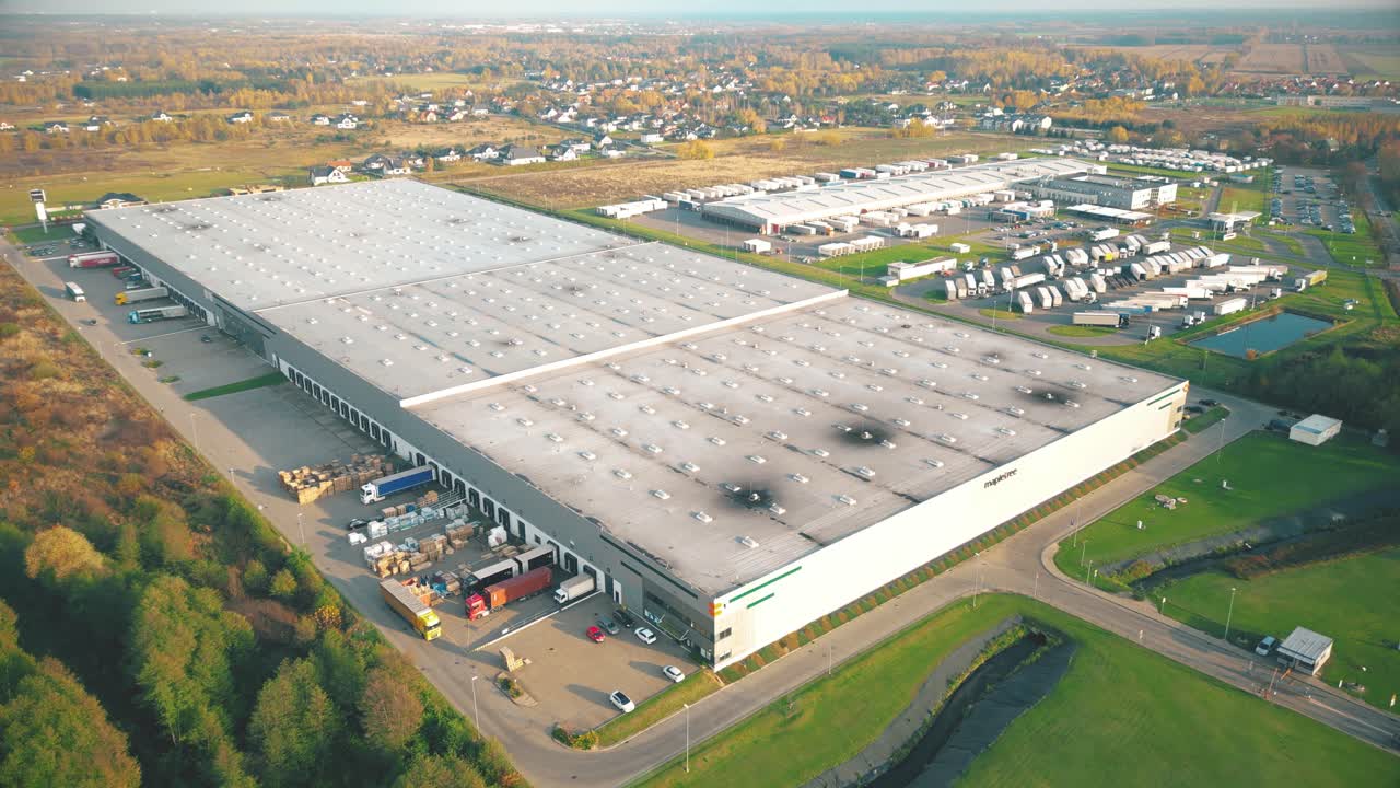 Magazzini, enorme centro logistico vicino all'autostrada, vista di un gran numero di rimorchi e container per merci, trasporto merci internazionale, veduta aerea.
