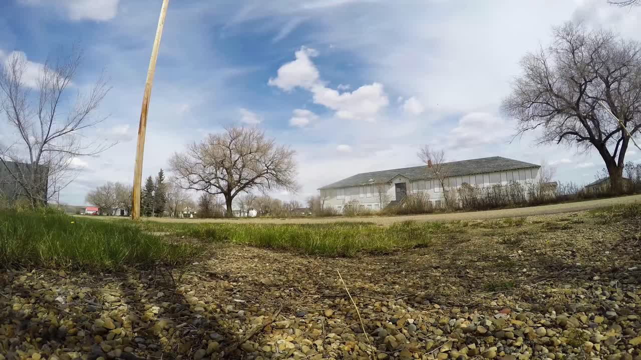 timelapse - 화창한 날 시골에 버려진 오래된 병원