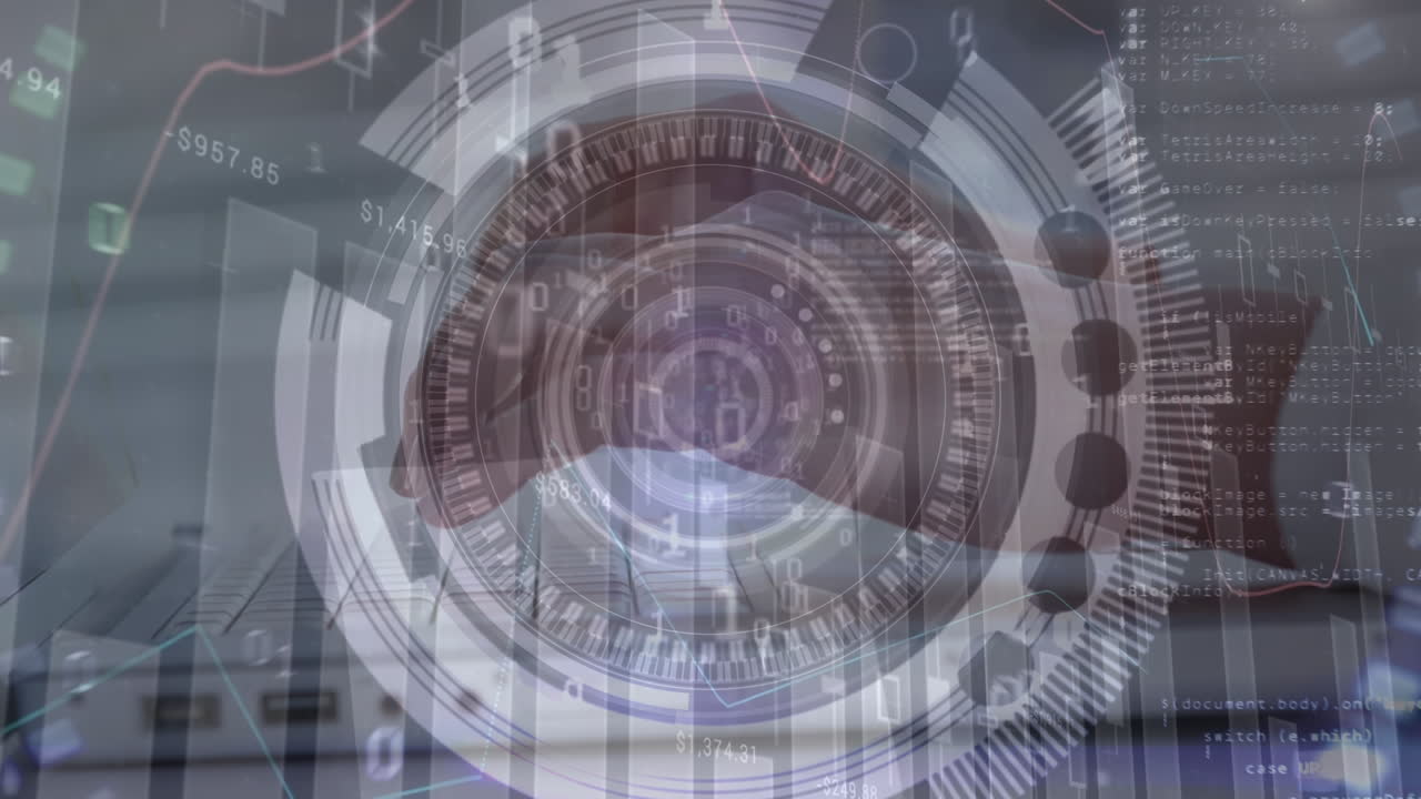 animación de círculos de procesamiento y código binario sobre las manos de un hombre biracial usando una computadora portátil