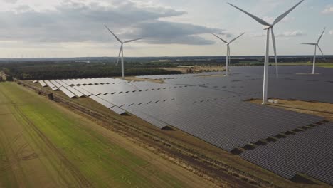 Turbina-Eólica-Y-Células-Solares-Cerca-De-Cultivos-De-Campo-De-Trigo-En-Una-Tierra-De-Cultivo-Cerca-De-Holstebro,-Dinamarca