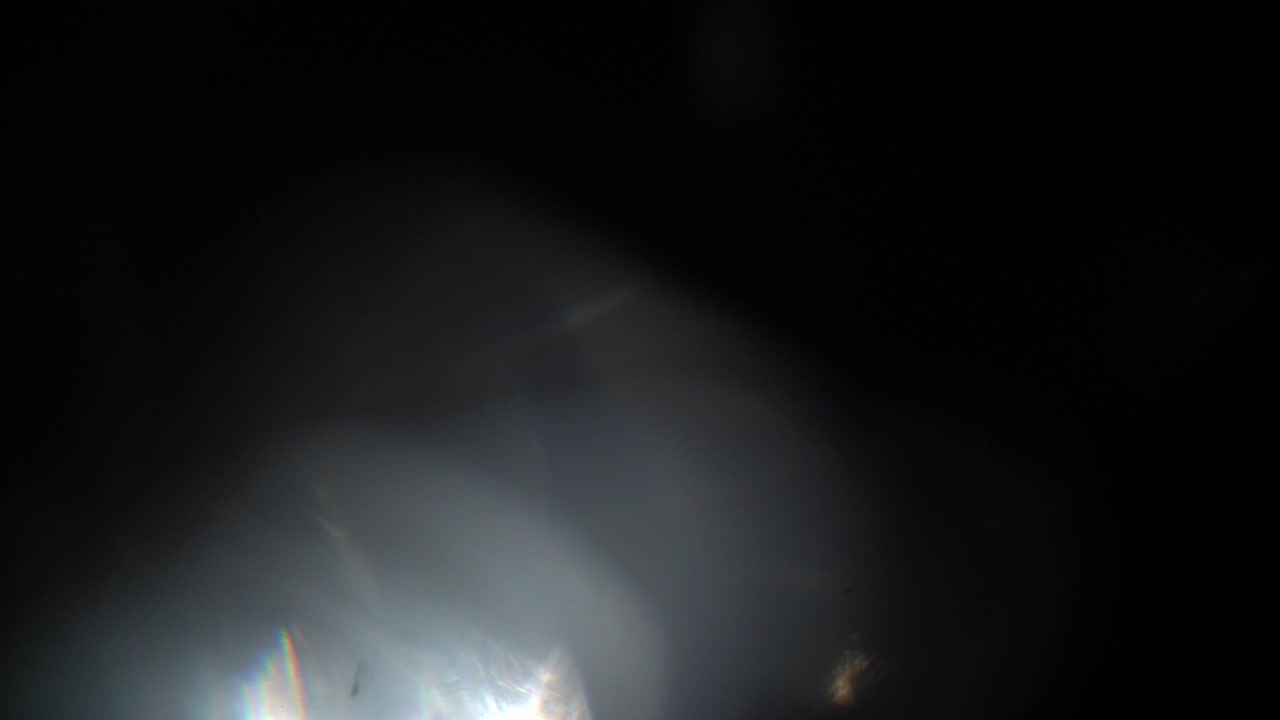 Perdite di luce astratte ed effetti luce lente su sfondo nero
