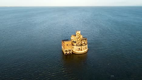 Fuerte-De-Guerra-Abandonado-En-El-Mar-De-Isla-De-Grano,-Reino-Unido