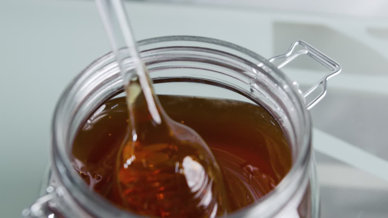 Anúncio comercial de mel doce em câmera lenta
