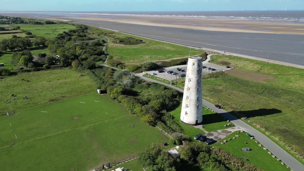 화창한 오후에 leasowe 등대 공중 드론 팬 해안선 공개