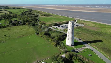 Leasowe-Leuchtturm-Luftdrohne-Pan-Küstenlinie-An-Einem-Sonnigen-Nachmittag