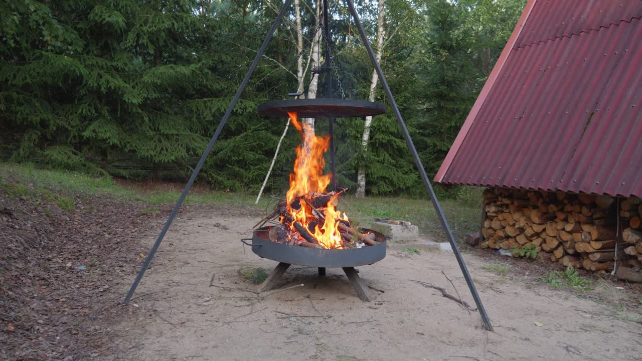 캠프 파이어 그릴 또는 화재 구 ⁇ 이 그릴 화재 상자에서 밝은 나무를 태우고