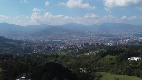 vista panorámica de medellín en un hermoso día con cielo azul