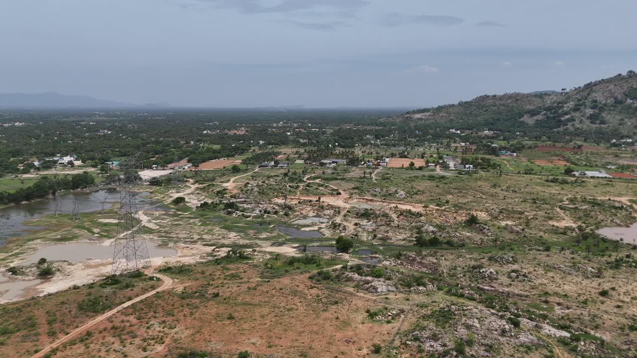 교통이 없는 고속도로의 긴 구간에 대한 높은 전망