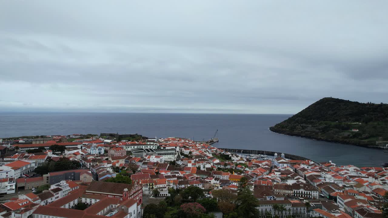 vista aérea del casco antiguo de angra do heroismo, monte brasil y el océano atlántico en tercera, azores