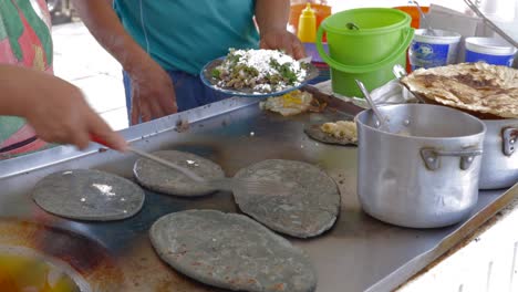 comida callejera de la ciudad de méxico, carrito de comida haciendo tortillas, cocinando de cerca