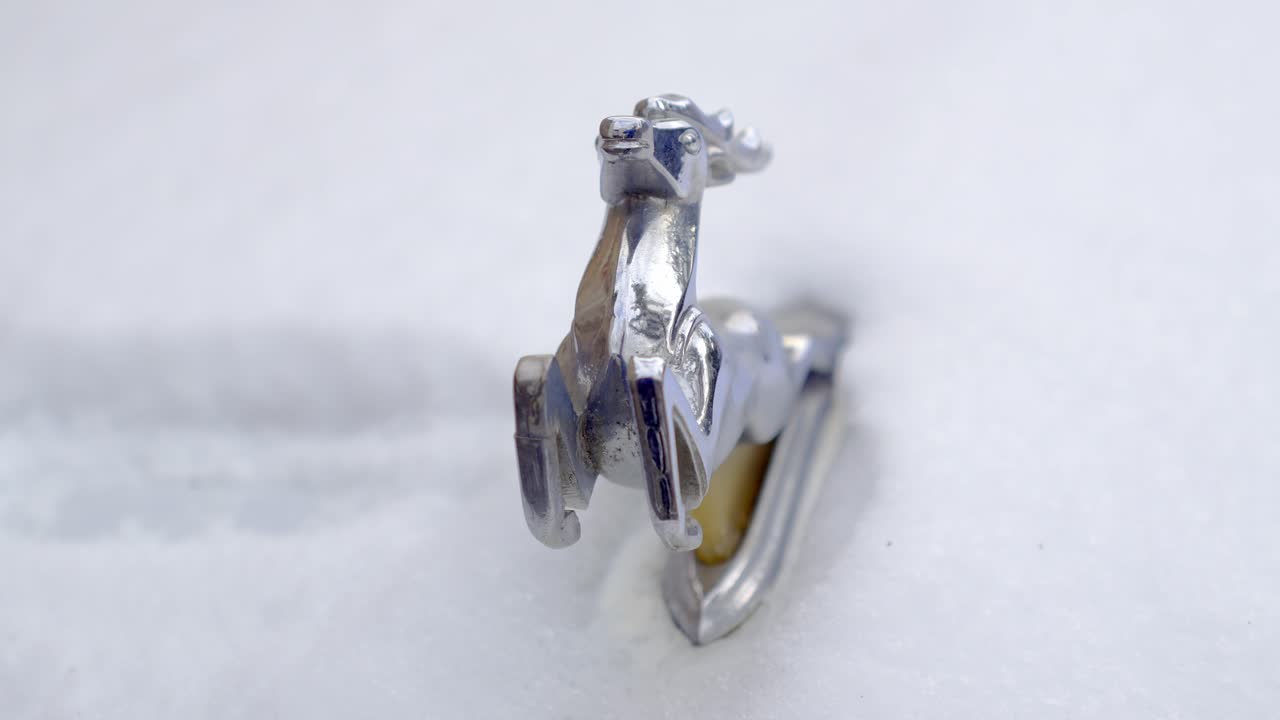 una estatuilla de cromo de un ciervo que adorna un automóvil ruso volga m21 de la década de 1960