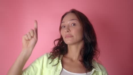 mujer apuntando hacia arriba
