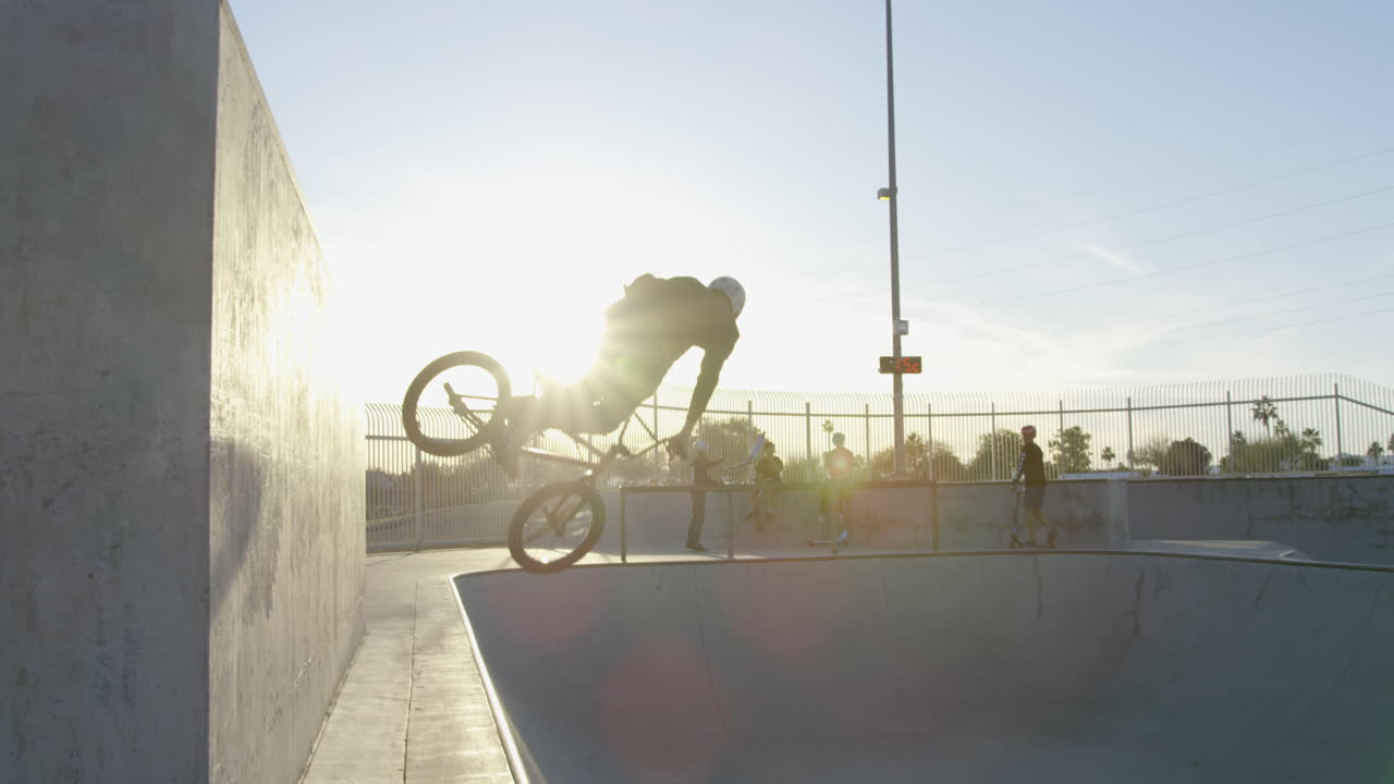 bmxer haciendo trucos en skatepark