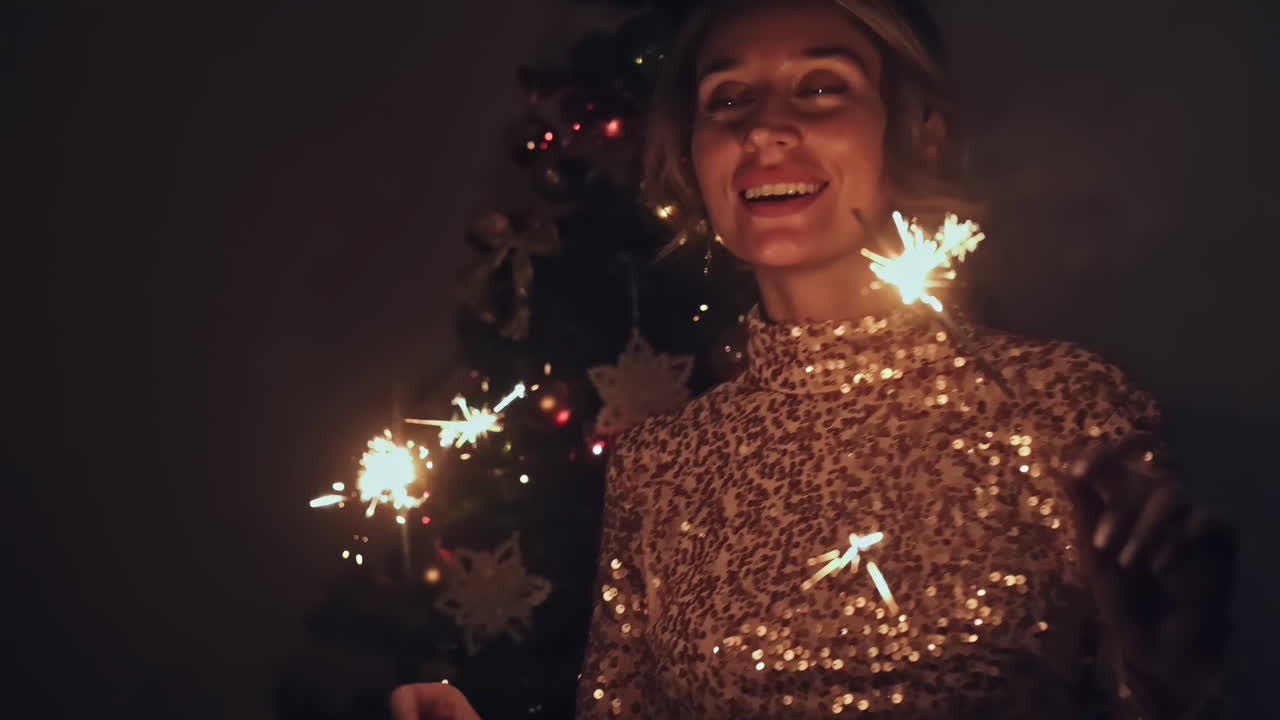 Donna che sorride e balla con una fontana luminosa