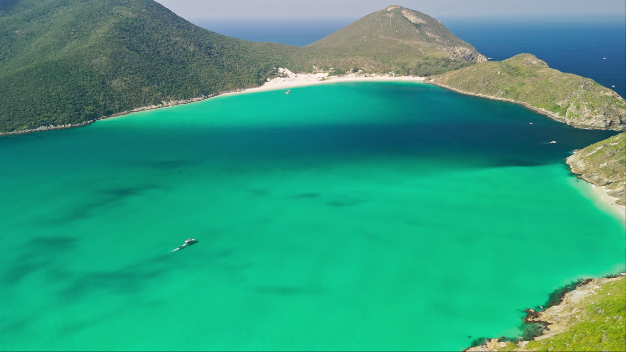 Vista aérea de um golfo maravilhoso perto do Rio de Janeiro, atmosfera serena no Brasil