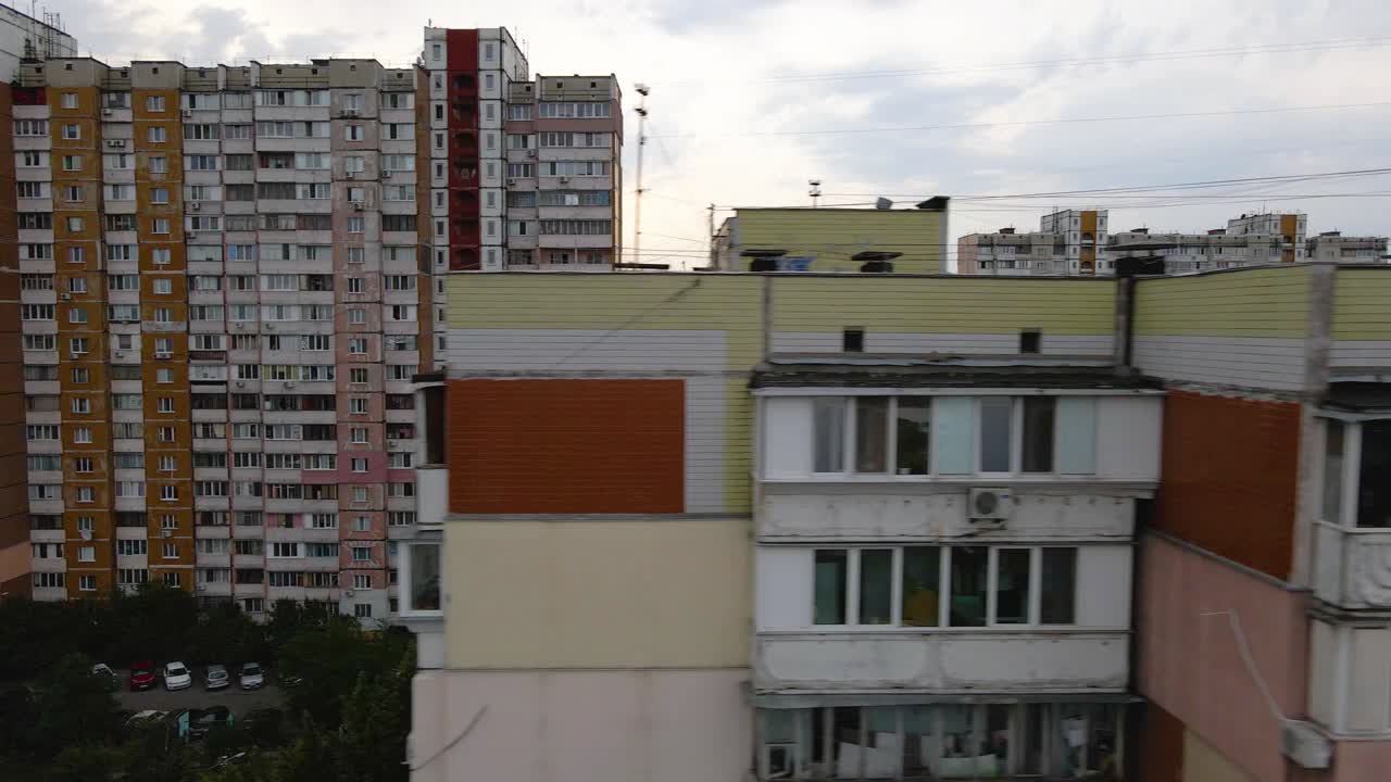 vista aérea frente a ventanas rotas y hollín, apartamentos quemados, en un edificio antiguo, en un barrio pobre de kiev, día nublado, en kiev, ucrania - seguimiento, disparo de avión no tripulado